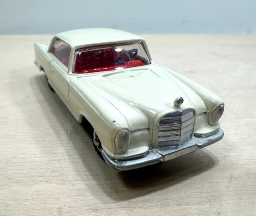 Corgi Toys #230 Mercedes Benz 220 SE - Picture 2 of 11