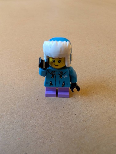 LEGO City - Girl Dark Azure Jkt, Ushanka Hat & Snowboard (cty1080) Minifigure - Picture 1 of 4