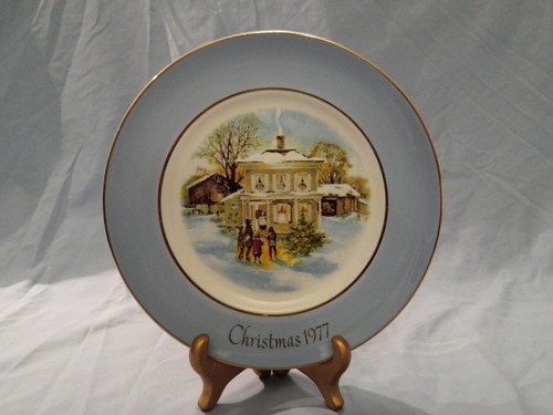 Vintage Avon Christmas Plate 1977 Carollers In The Snow  - Picture 1 of 5
