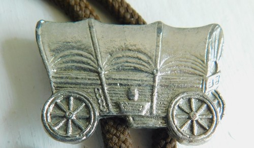 VINTAGE BOLO TIE PEWTER COVERED WAGON MEDALLION CLOTH STRING TIE - Picture 2 of 3