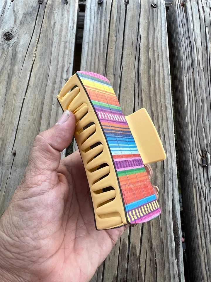 Diseño de cuero Serape de 4 pulgadas en pinza de pelo amarilla Foto 2 de 3