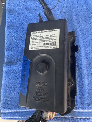 2001-2002 saturn sl2 under hood fuse /relay box 21025035