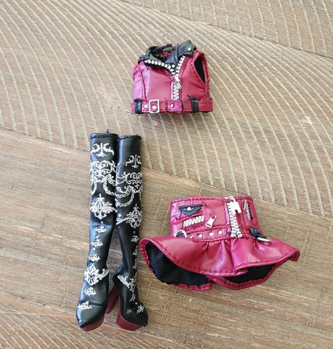 Rainbow High Mila Berrymore Puppe Burgund Kunstleder Rock Oberteil und Stiefel - Bild 2 von 12