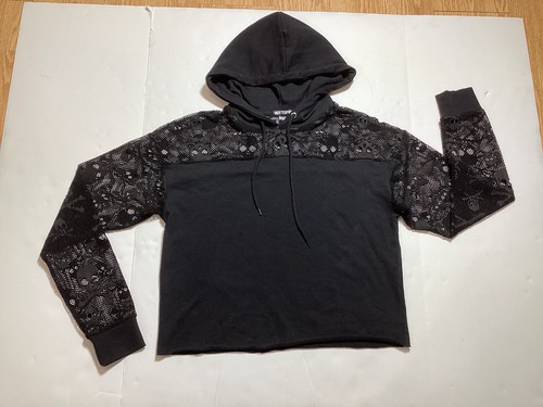 FELPA CROP HOT TOPIC NERA, MANICHE TESCHIO PIZZO, MEDIO GOTICO, PUNK, EMO, Y2K - Foto 1 di 6