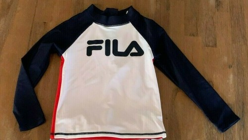 Niño Talla 5 FILA Manga Larga Erupción Top Rojo Blanco Azul Rashie UPF 50+ NUEVO FP 8624 - Imagen 3 de 4