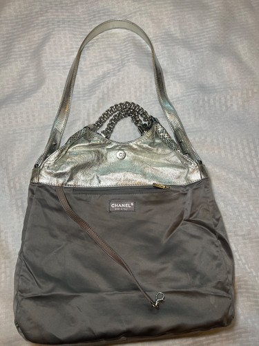 Auténtico bolso Chanel metálico esmaltado piel de becerro perforado Med Rodeo Drive plateado - Imagen 14 de 22