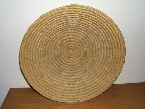 Antigua cesta de pan o fruta tejida primitiva bronceada clara - Imagen 1 de 6