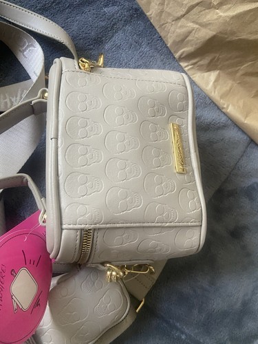 Betsey Johnson Skull Crossbody Purse Grey Vanity Hand Bag SM Zip Pouch NWT $88 - Picture 3 of 3