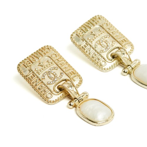 Chanel 2020 Boucles Clous CC Golden plate and pearly pendant earrings studs - Picture 2 of 3