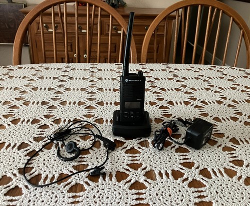 Walmart Motorola 2-Wege Funkgerät Modell RDM2070d mit Ladestation und Hörmuschel