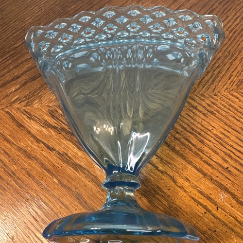 Blaue Glas Fächer Vase mit durchbohrtem Gitterrand, ca. 8x8 - Bild 9 von 10