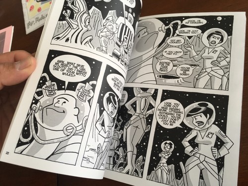 Babes in space by Benton Jew 2004, seven artist in book, signed by two artist - Picture 6 of 6