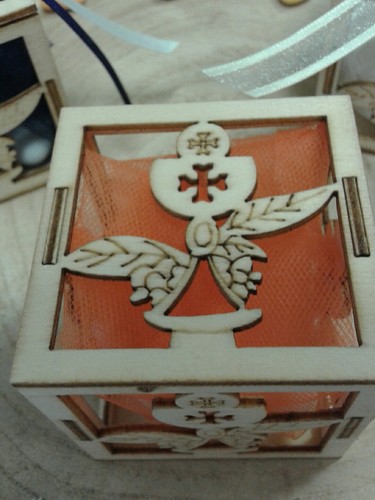 BOMBONIERA PORTA CONFETTI COMUNIONE scatoletta legno traforata CALICE 5x5 cm. - Foto 4 di 4