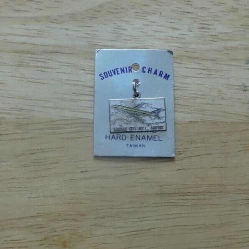 Kanss City INT Airport Enamal Souvenir Charm ---TWA  .75x .5 inches - Bild 1 von 9
