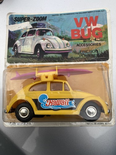 Super-zoom Yellow Volkswagen VW The Beetle Bug Hawaii / Surf Board
