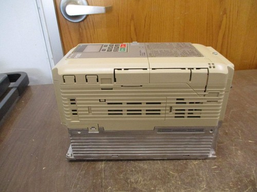 Unidad de CA Yaskawa P1000 CIMR-PU4A0023FAA 15 HP 3Ph con teclado usada - Imagen 7 de 8