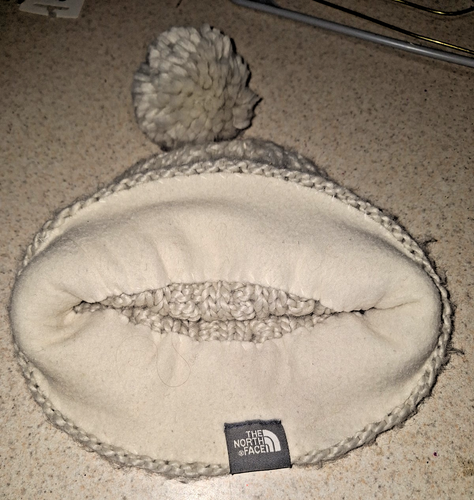 Gorro de invierno forrado de vellón tejido con cable The North Face crema OSFM - Imagen 2 de 3