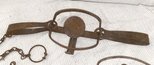 PAIR OF VINTAGE No.2 or 3 DOUBLE LONG SPRING ANIMAL TRAPS - Picture 2 of 8