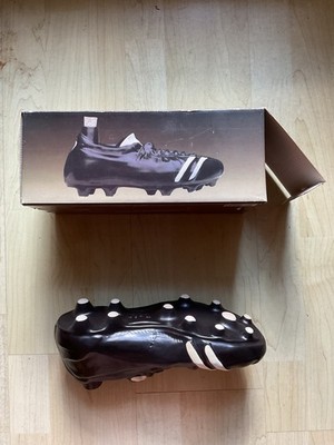Fußballschuh aus Keramik schwarz mit weißen Streifen Schnapsflasche Deko