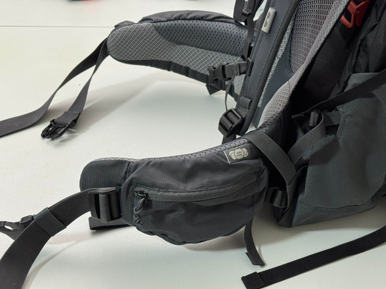 New Deuter Futura Air Trek 60+10 Trekking Backpack (black-graphite) w/ frame