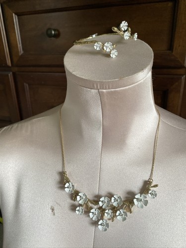 Banana Republic goldfarbene weiße Blüte Blumen Halskette Armband Set Hochzeit Neu - Bild 2 von 18