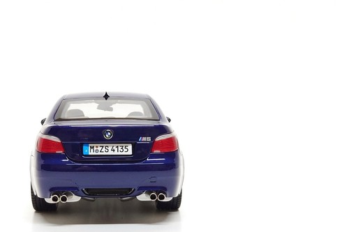Kyosho 1:18 BMW M5 (E60) in Interlagos Blue Metallic (Dealer Edition) - Picture 8 of 17