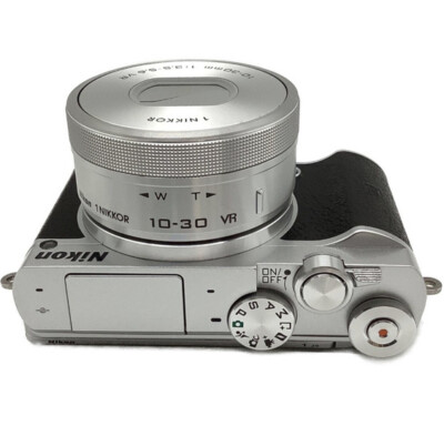 Nikon 1 J5 シルバー　10-30mmレンズキット Amazon.com : Nikon 1 J5 Mirrorless Digital Camera w/ 10-30mm