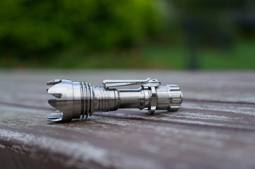 Linterna táctica EDC Mankerlight plateada titanio AA 14500 635LM 430 metros - Imagen 15 de 18