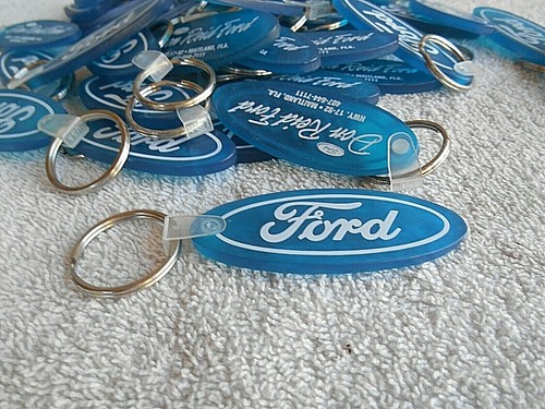 SET BESTEHEND AUS 50 BLAUEN OVALEN GUMMI-SCHLÜSSELANHÄNGERN - DON REID FORD MAITLAND FLORIDA. - Bild 4 von 12