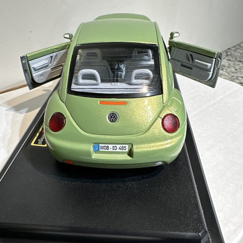 Burago Volkswagen Beetle 1998 Lime Green - 1:24 Scale Italy Diecast - Picture 7 of 9
