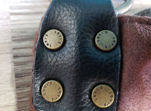 Bolso Hobo LEVI'S Marrón FAUX Gamuza con Acentos de Cuero y Detalles Cosidos - Imagen 7 de 9