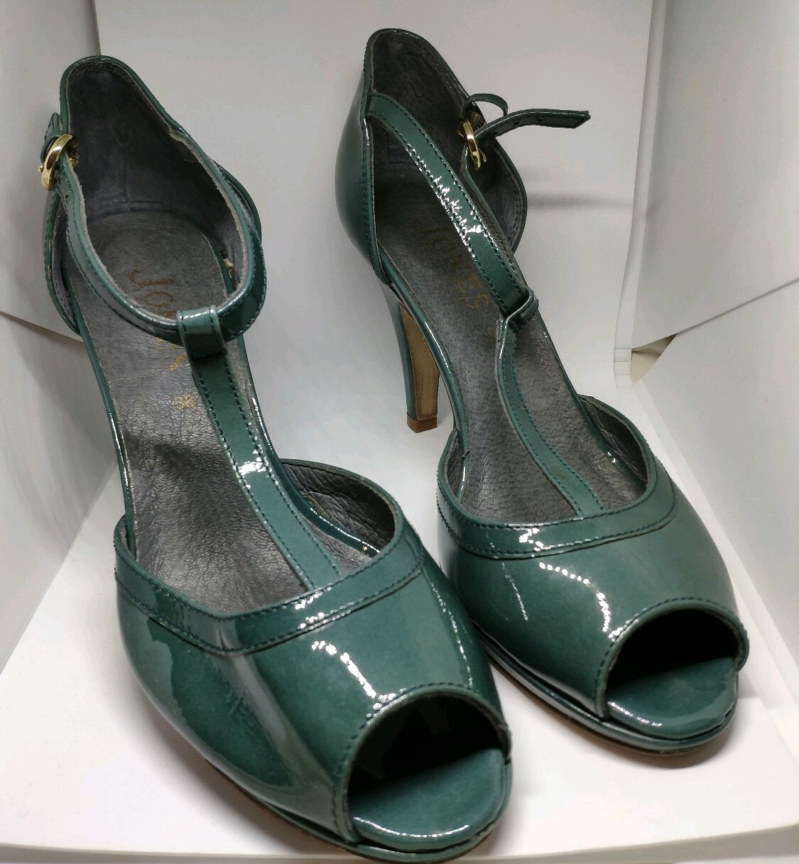 Jones Bootmaker Green High Heels Size 38 Size 5 Brand New without Box Jones Bootmaker Green High Heels Size 38 Size 5 Brand New without Box