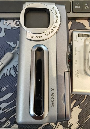 Sony DCR IP1E MicroMV Camcorder - Bild 6 von 15