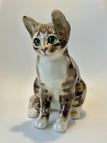 Sitzende Winstanley Tabby Katze mit weißer Brust & grünen Augen Größe 4 signiert - Bild 12 von 18