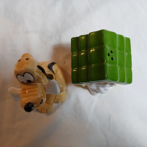 De colección Enesco Disney Mickey & Co Plutón and Dog House sal y pimienta - Imagen 4 de 7