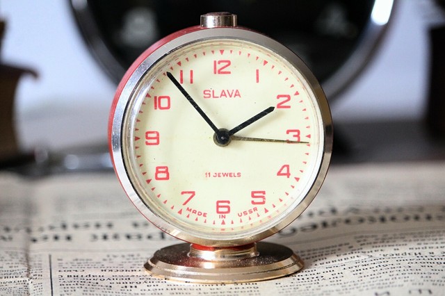 Desk Clock Small Vintage Spectacles Round Metal Rustic Decorative