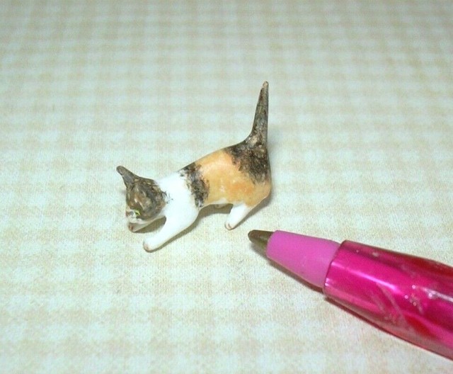Miniature Resin CROUCHING Calico Tabby Kitten Almost 3/4" Long: DOLLHOUSE 1:12 Miniature Resin CROUCHING Calico Tabby Kitten Almost 3/4" Long: DOLLHOUSE 1:12