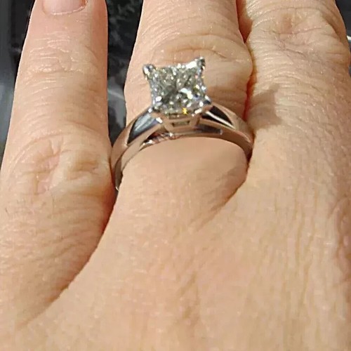 Anillo de compromiso de diamantes de corte princesa de 2 quilates con acabado de oro blanco sólido de 14 quilates - Imagen 2 de 9