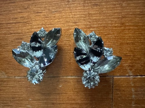 Vtg D&E Juliana Black Givre AB Aurora Borealis Rhinestone Clip Earrings - Picture 2 of 7