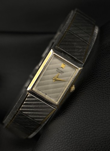 Vintage Seiko Silver Gold Tone Thin Tank Style Bracelet Watch Dainty Chic - Picture 4 of 12