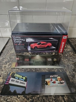 1 18 AUTO WORLD PRESTIGE VITRINE MODELLAUTO 4 HINTERGRÜNDE SZENEN BOXED RAR