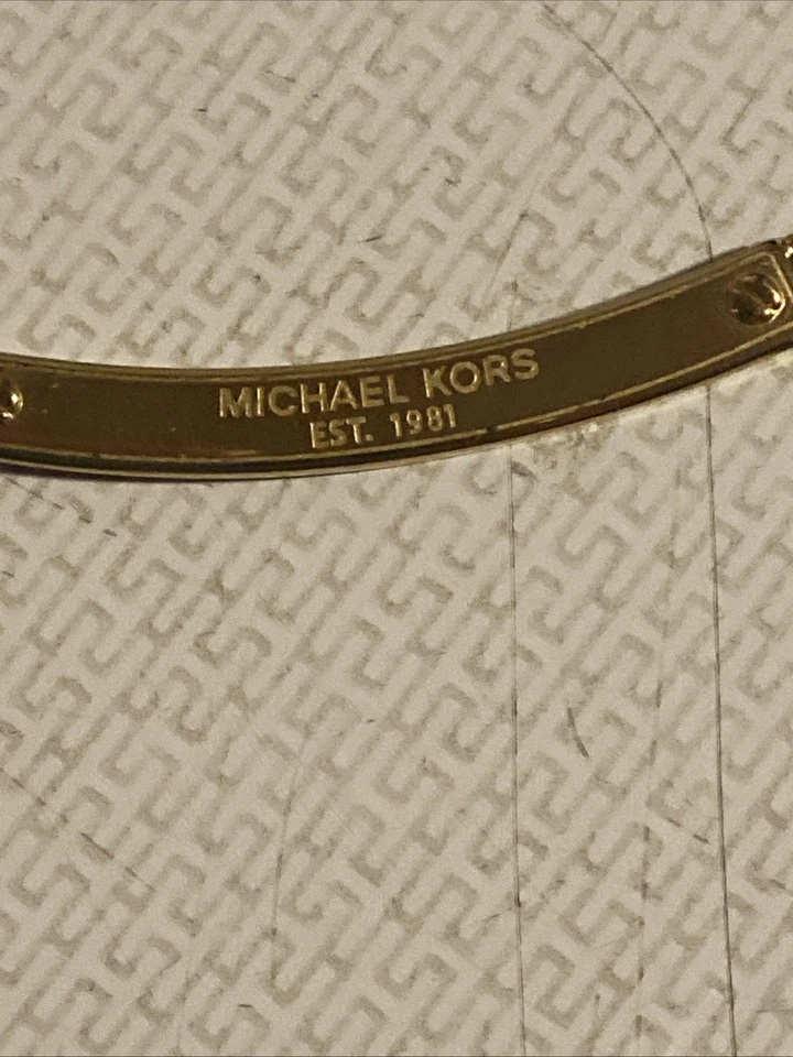 Collar colgante barra firma circonita cúbica tono dorado Michael Kors 18 pulgadas Foto 4 de 4
