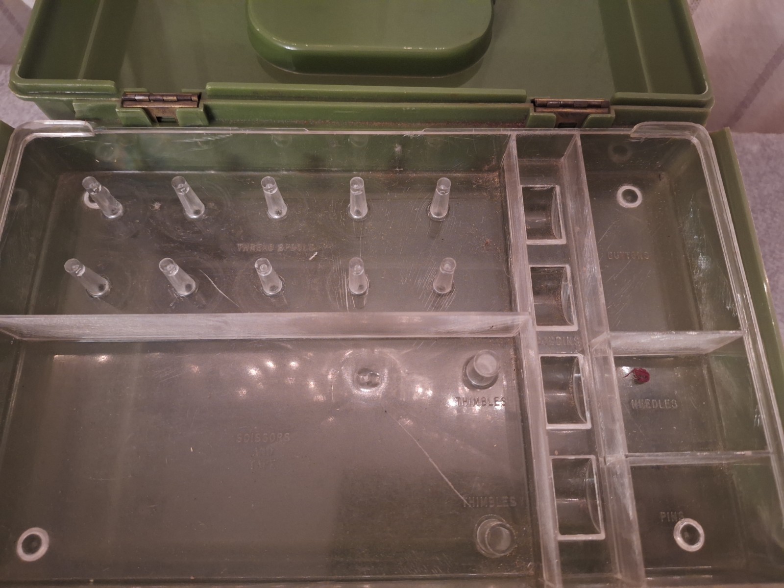 VINTAGE GREEN PLASTIC SEWING CRAFTS STORAGE BOX CASE WITH 1 TRAY AND MATERIALS 