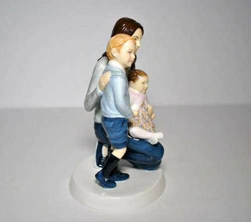 Royal Doulton Young Royals Prince George and Princess Charlotte Figurine HN5883. - Picture 5 of 8
