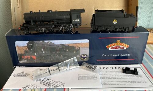 Bachmann 32-253, OO Gauge, WD Austerity BR loco & tender, boxed. SLOW RUNNER.