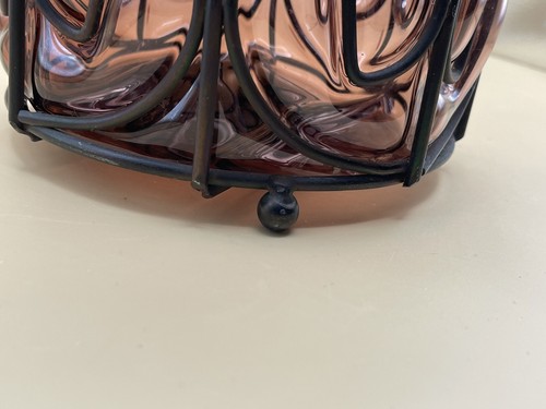 Vaso portacandele in gabbia vetro rosa/ferro battuto nero soffiato a mano 9"" piedi MCM - Foto 3 di 10