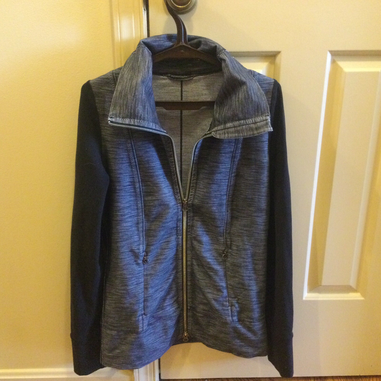 Lululemon Devine Zip Stretch Jacket Top  Gray & B… - image 6