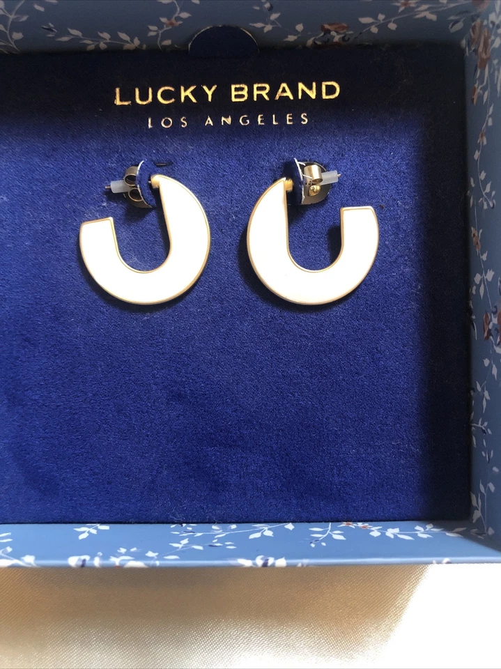 Brincos de argola plana em forma de U tom dourado e esmalte branco Lucky Brand novo na caixa - Imagem 2 de 4