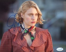 Greta Gerwig Sexy Autographed Signed 8x10 Photo ACOA Greta Gerwig Sexy Autographed Signed 8x10 Photo ACOA