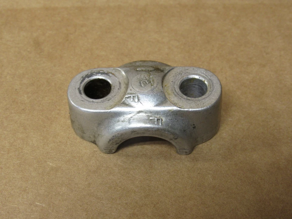 1981 Honda CM400E передняя вилка колесо оси держатель зажим 95014-41000 - Изображение 3 из 4